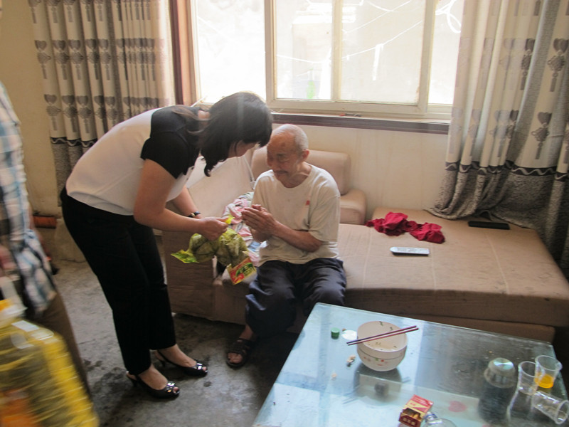 益和熱力公司端午節(jié)開展“送溫暖、獻(xiàn)愛心”活動(dòng)